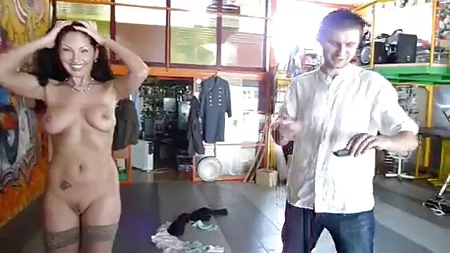 Vörös Alice Cox cumshot az cigány szex arcán, punci által Gruppen a Gruppen