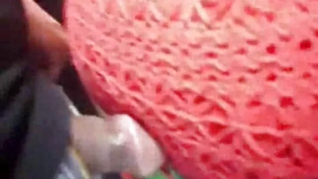 Nyilvánosan erotikus filmek ingyen elárulja Elena Berkova-t a bárasztalnál.