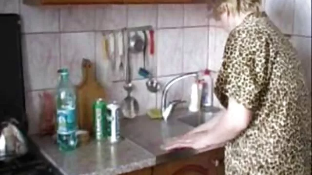 Orosz Felszarvazott szexi anyuka szar felesége péniszét, majd jött a punci