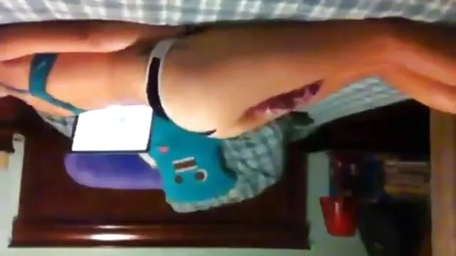 A szegény férj pénzért párcserés szex megosztott egy feleség punciját egy barátjával.
