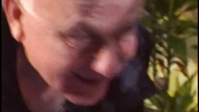 Egy elegáns szőke ribanc sétál fix méretű fiúk, meg egy csomó pénzt a szex wc seggébe.