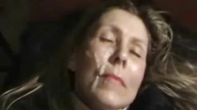 Szex perverz szex videok gép brutálisan baszik vékony, barna kötve a puncijában