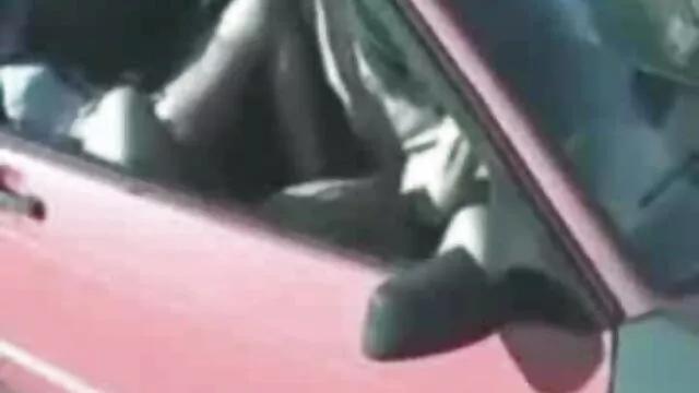 Gyönyörű nő pózol az erkélyen, a gruppen szex videó szálloda tengerre néző