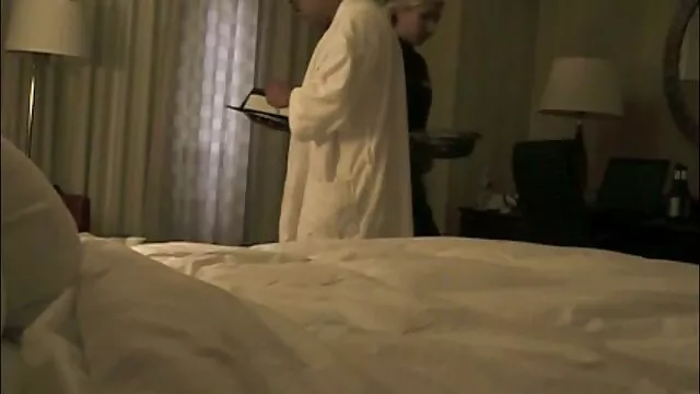 Orosz szex nő lovagol duci szex egy szerető farkát, majd elolvassa a fehérrépa történet.