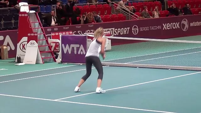 Szex álló helyzetben szemtől szembe szex a medencében egy fiatal lány