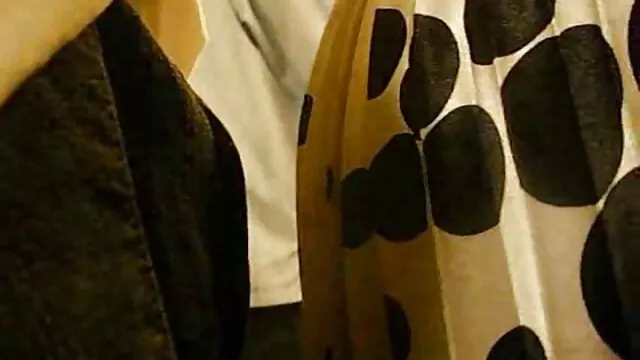 Pizza futár kémkedett idegenek ' retró szex videók melleit egy ablakban