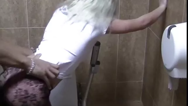Orosz kurva szar ébenfa lány szex a fürdőszobában farkát a parton.